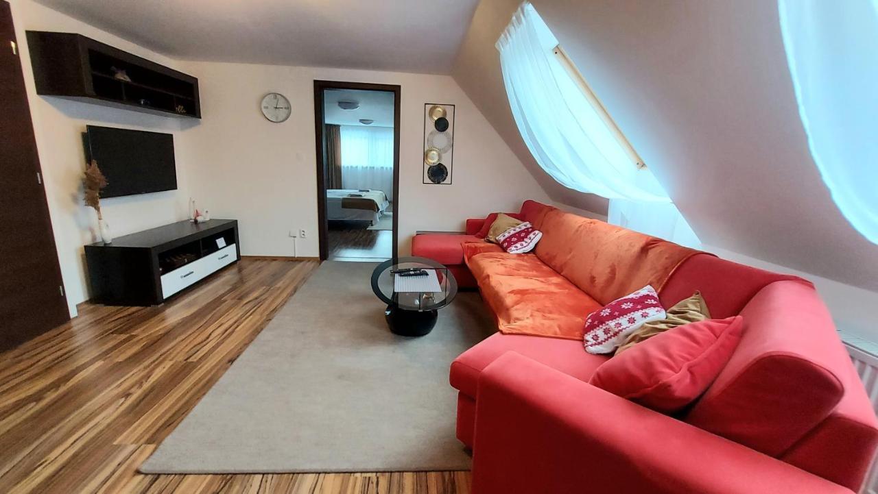 Apartman Tajov Pre 5-6 Osob, Privatne Parkovanie A Terasa Zewnętrze zdjęcie