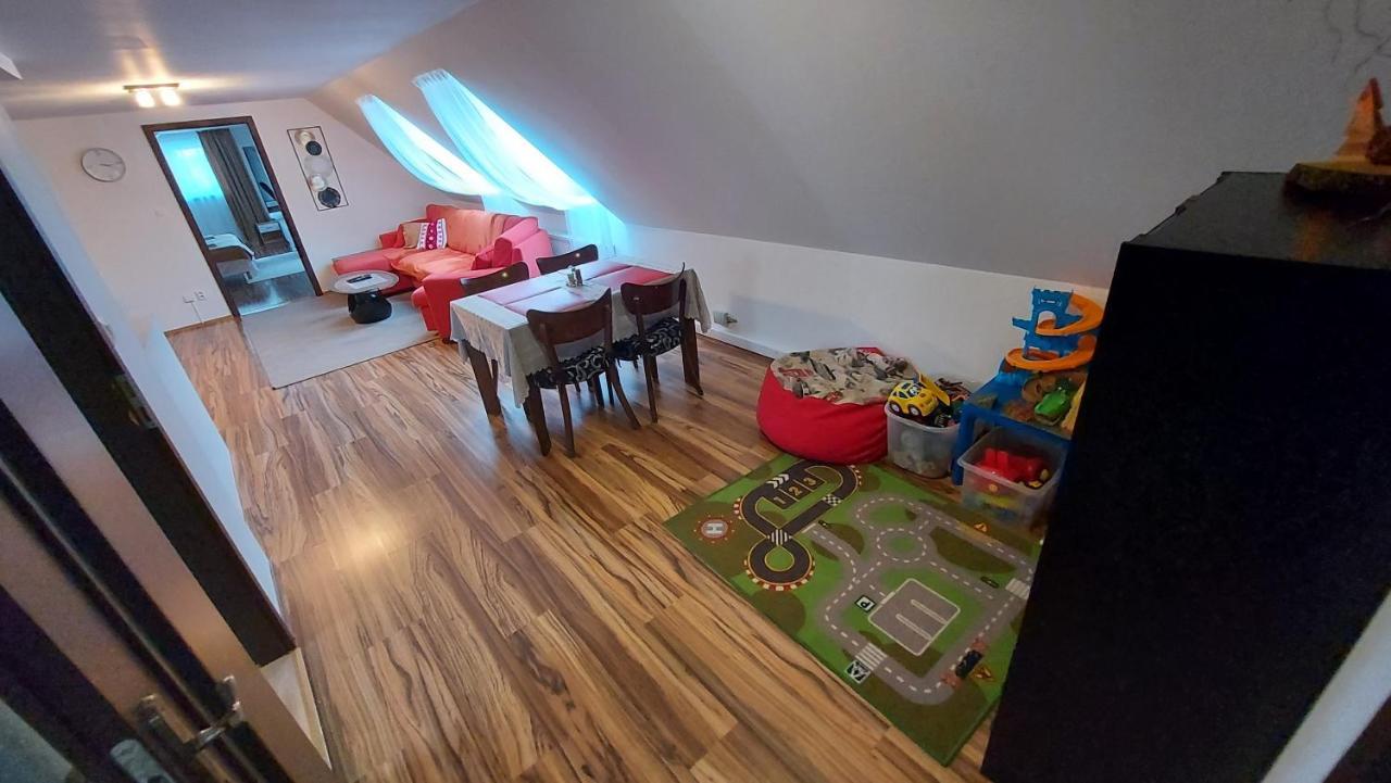 Apartman Tajov Pre 5-6 Osob, Privatne Parkovanie A Terasa Zewnętrze zdjęcie