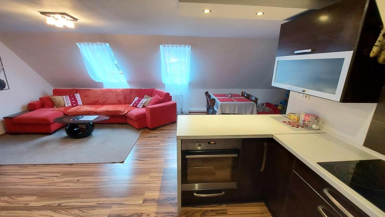 Apartman Tajov Pre 5-6 Osob, Privatne Parkovanie A Terasa Zewnętrze zdjęcie