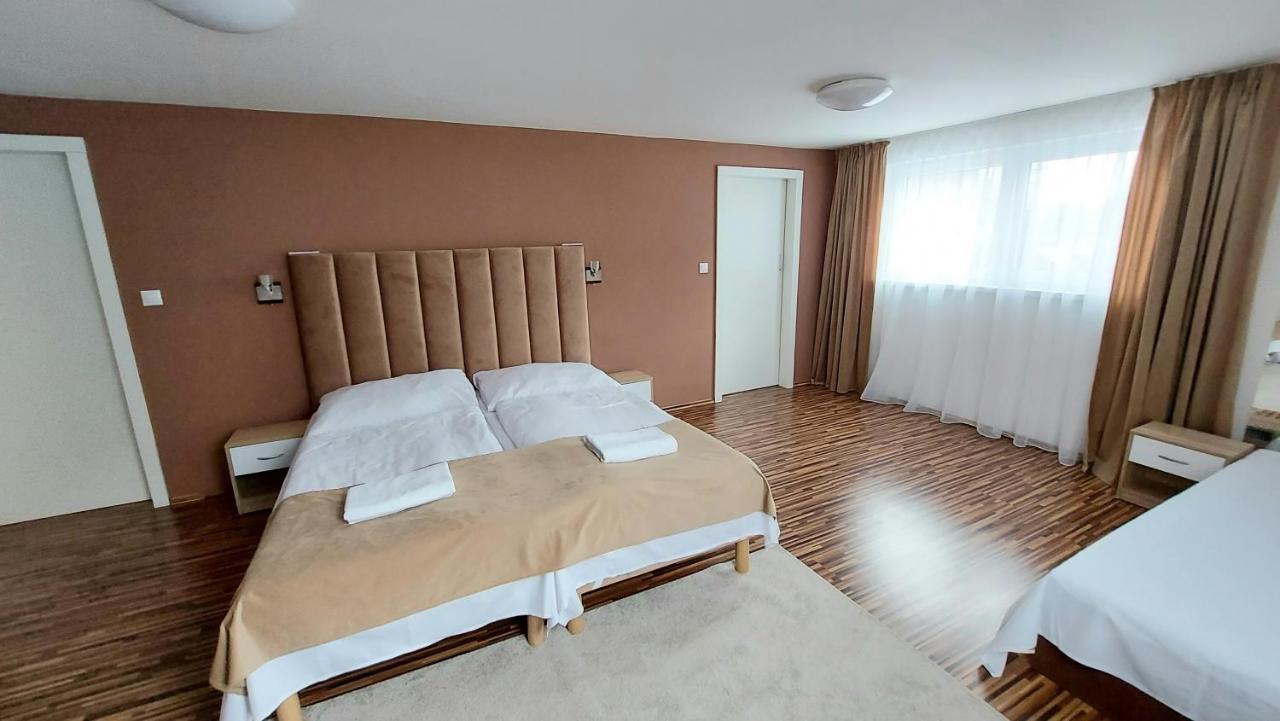 Apartman Tajov Pre 5-6 Osob, Privatne Parkovanie A Terasa Zewnętrze zdjęcie