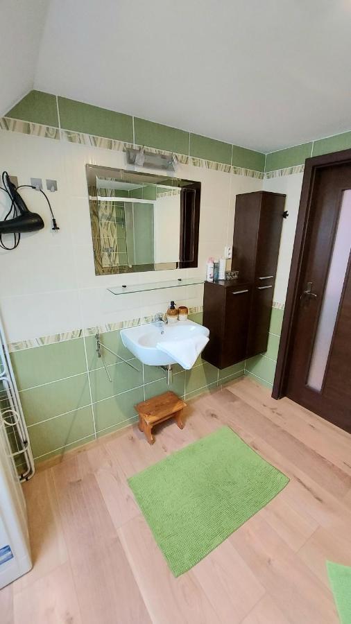 Apartman Tajov Pre 5-6 Osob, Privatne Parkovanie A Terasa Zewnętrze zdjęcie